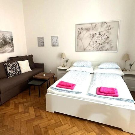 Side Street Apartments Praga Exterior foto